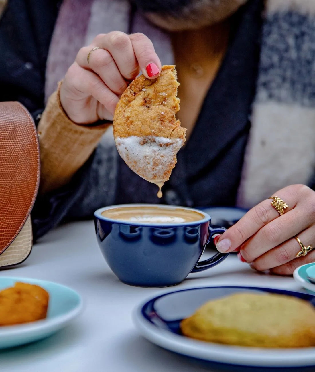 Pâtisseries gourmandes trempées dans un café latte