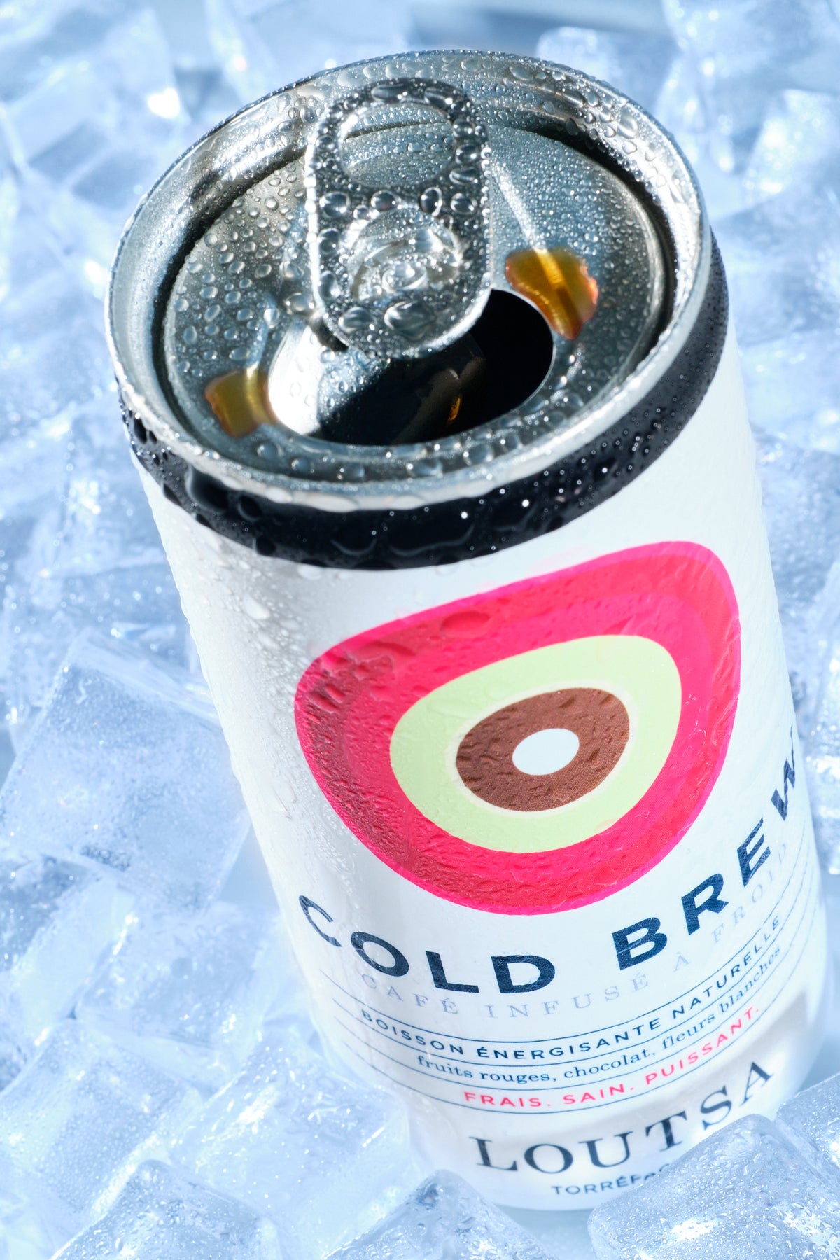Canette de cold brew fraîche dans de la glace 