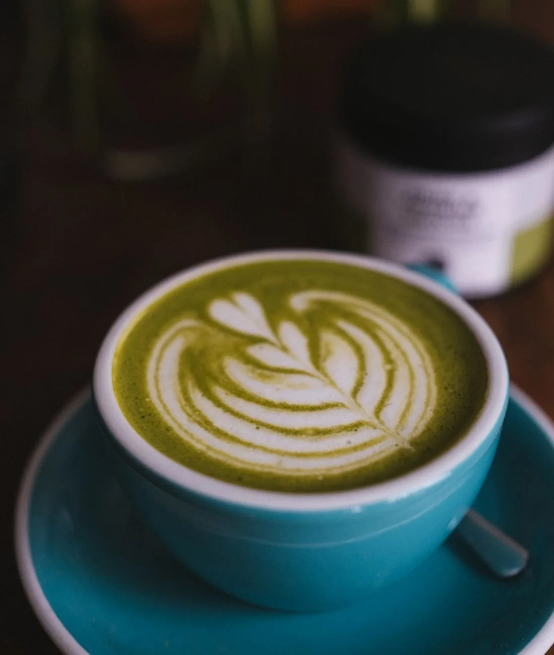 Matcha avec une couche en forme de coeur sur le dessus