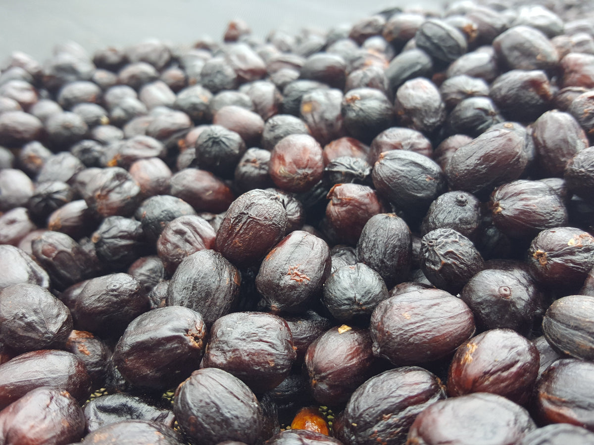 gros plan sur des cerises de café entières 