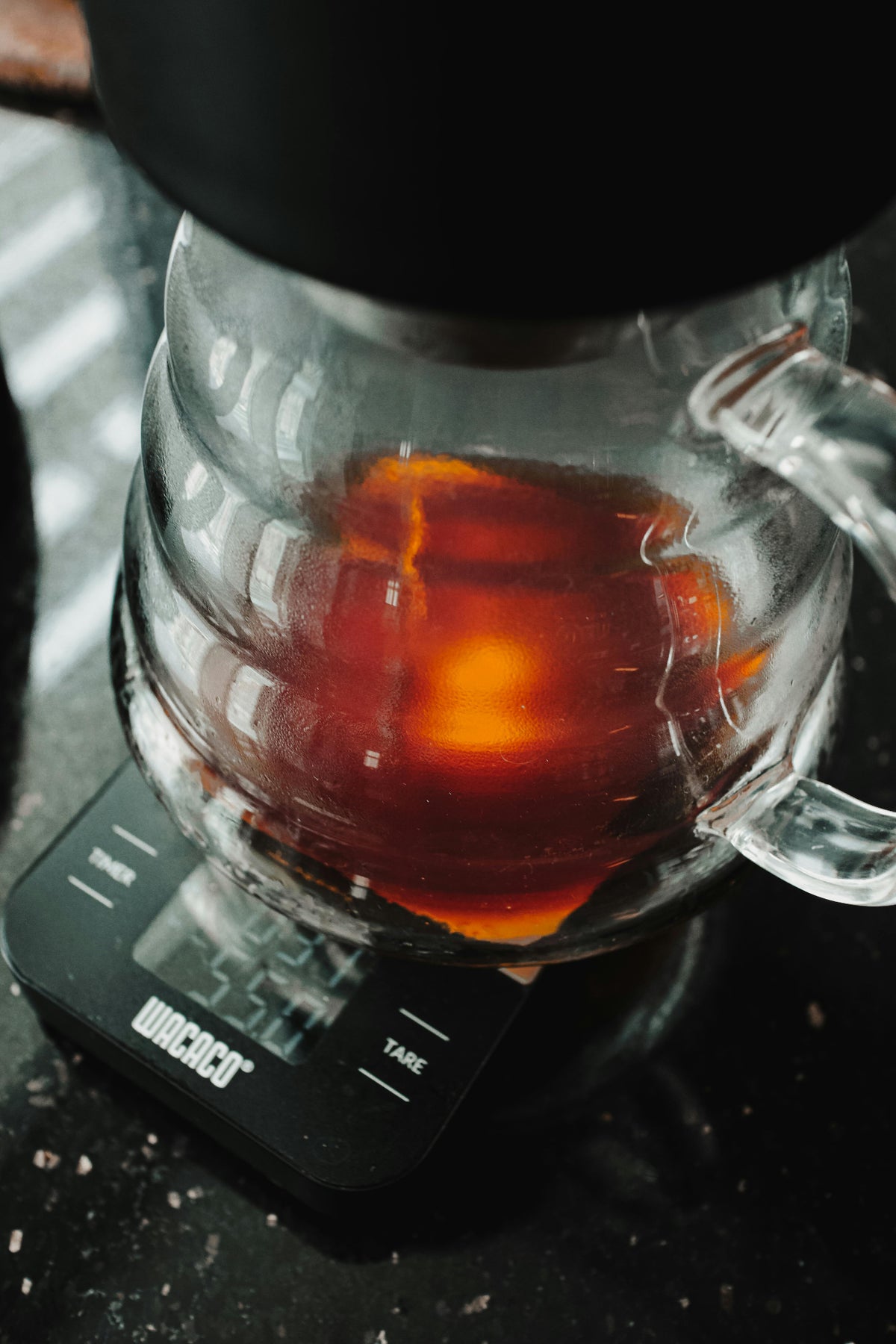 gros plan sur la carafe d'un méthode douce pour un café filtre, posée sur une balance